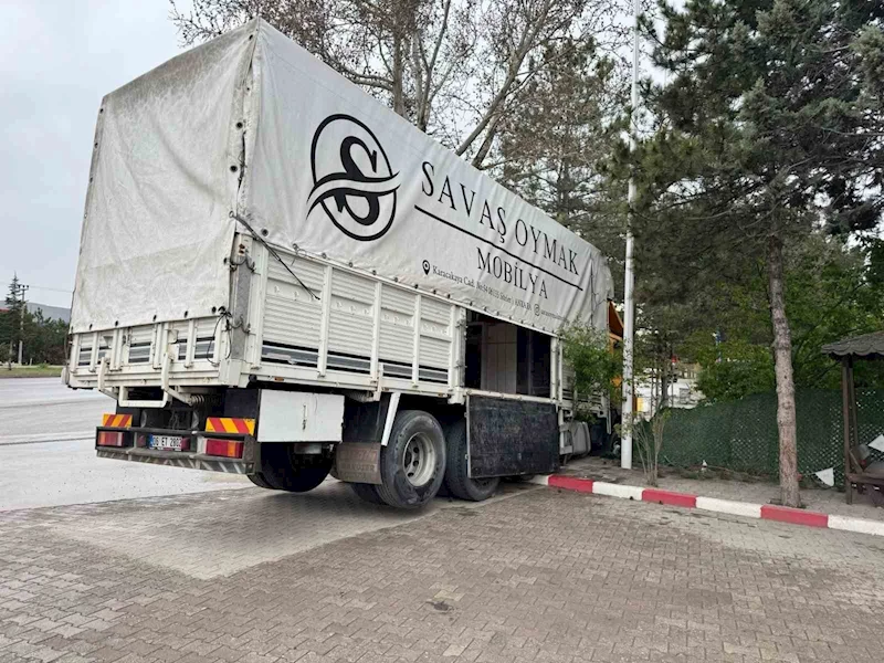 Yoldan çıkan kamyon duvarda asılı kaldı
