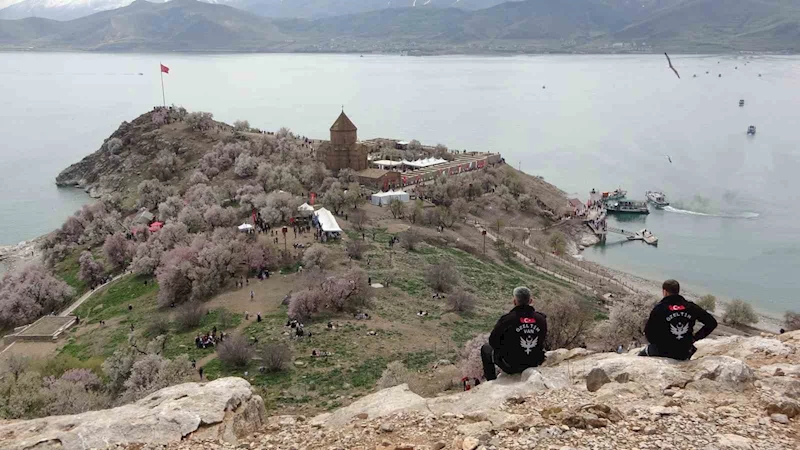 Akdamar Adası Badem Çiçeği Festivali’yle şenlendi
