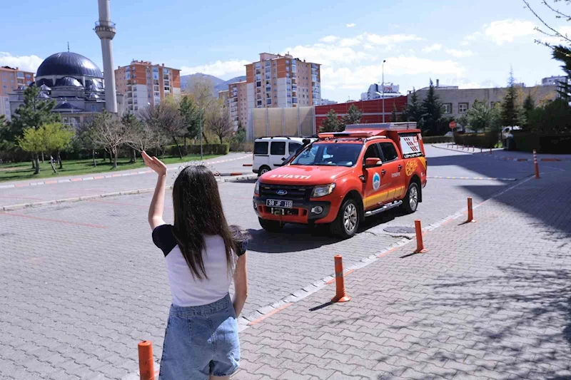 Küçük Aleyna’ya doğum gününde itfaiye ekiplerinden sürpriz
