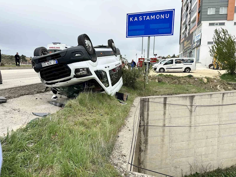 Tırla çarpışan minibüs takla attı: 10 yaralı
