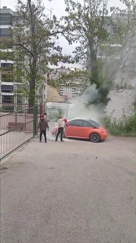 Alev alan otomobile ilk müdahaleyi okul müdürü yaptı
