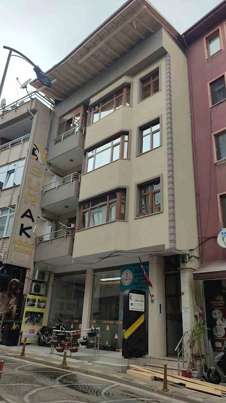 Çatıdan düşen kalaslar paniğe neden oldu
