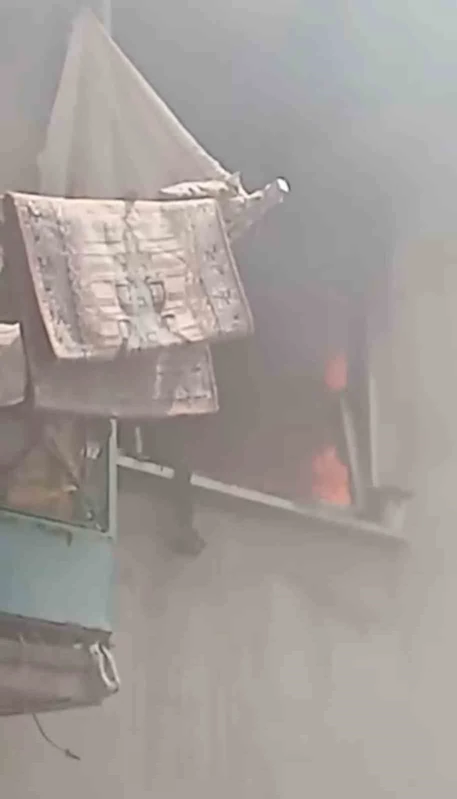 2 katlı bina alevlere teslim oldu

