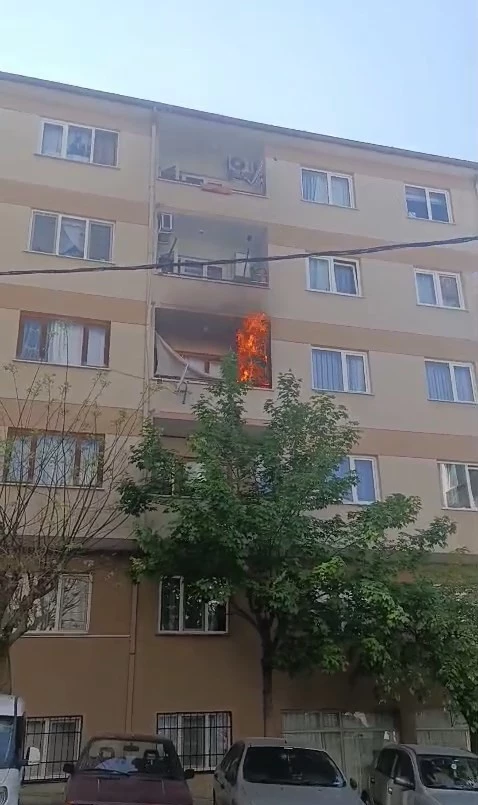 Yanık unutulan sigara balkonu küle çevirdi

