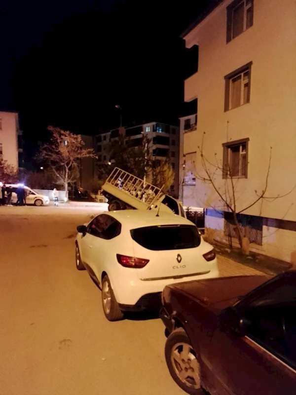 Elazığ’da pikap apartman bahçesine uçtu
