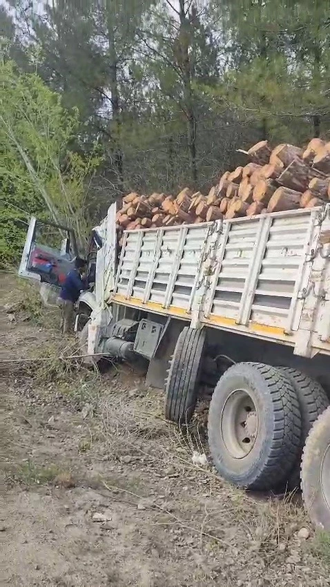 Karabük’te odun yüklü tır devrildi: 2 yaralı
