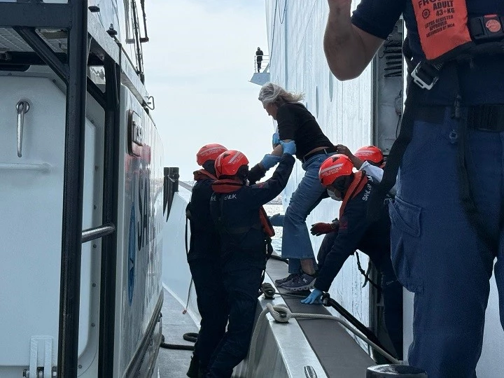 Bozcaada açıklarında yolcu gemisinde kolu kırılan yolcu tahliye edildi

