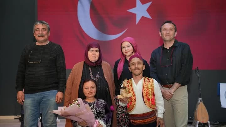 Gömeç’te engelli oyuncular minik kalplere tiyatro ile dokundu
