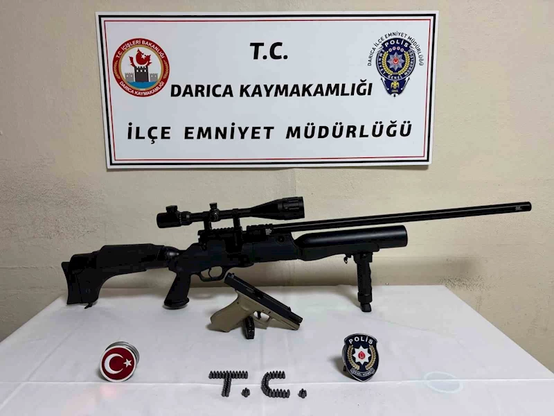 Üzerinden tüfek ve tabanca çıktı
