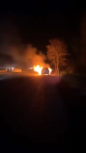 Seyir halindeki otomobil alev topuna döndü
