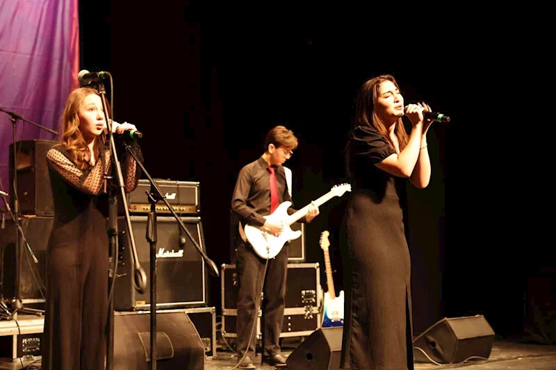 Liseli gençler müzik yeteneklerini sergiledi
