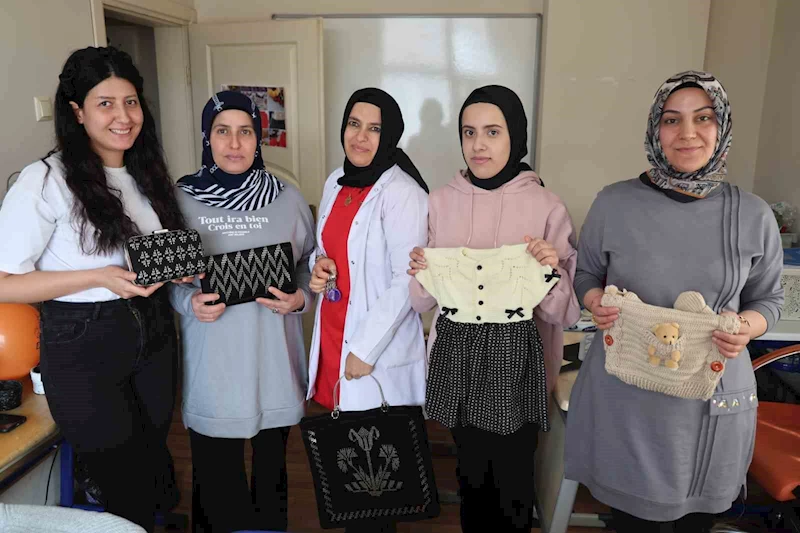 Kadınlar el sanatları kursunda hem sosyalleşiyor hem de öğreniyor
