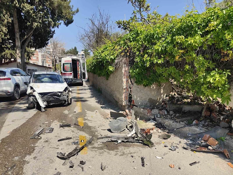 Direksiyon hakimiyetini kaybeden sürücü bahçe duvarına çarptı
