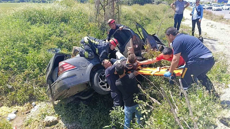 Bariyerlere çarpıp kanala devrildi, ters dönen araçtan sağ kurtuldular
