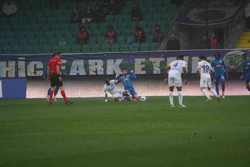 Trendyol Süper Lig: Çaykur Rizespor: 0 - Eyüpspor: 0 (İlk yarı)
