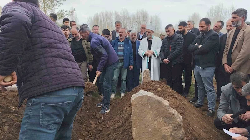 Van’daki trafik kazasında hayatını kaybeden baba ve iki kızı yan yana toprağa verildi
