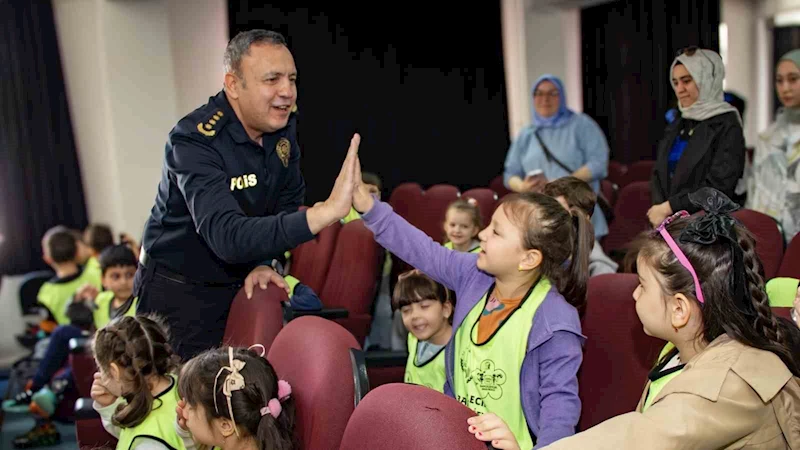 Minik öğrenciler polis teşkilatı hakkında bilgi aldı
