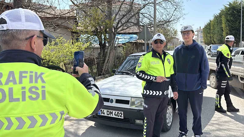 İlk kez denetime girdi, hatıra için polisle fotoğraf çektirdi
