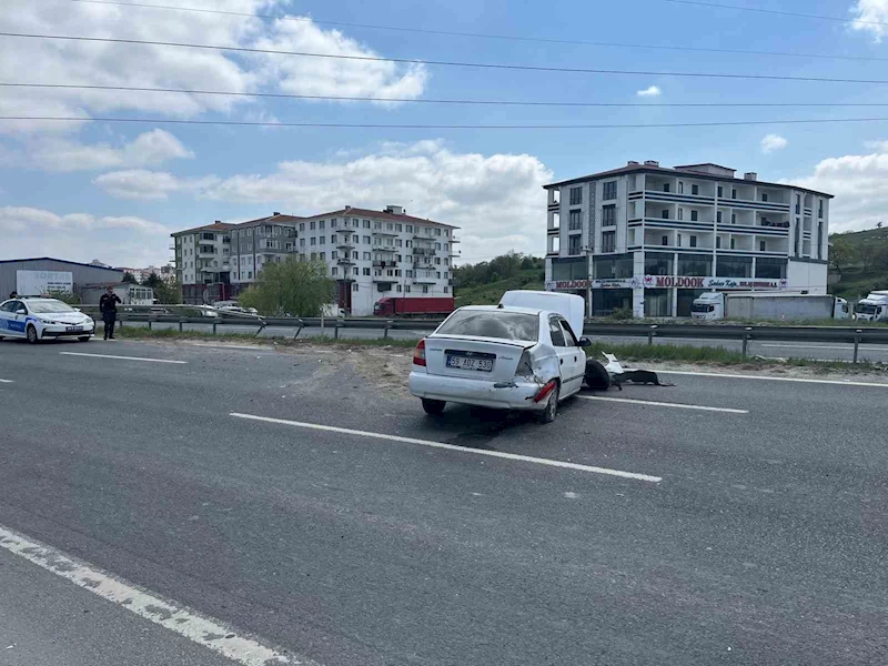 Bariyerlere çarpan otomobil, yol üzerinde ters döndü: 1 yaralı
