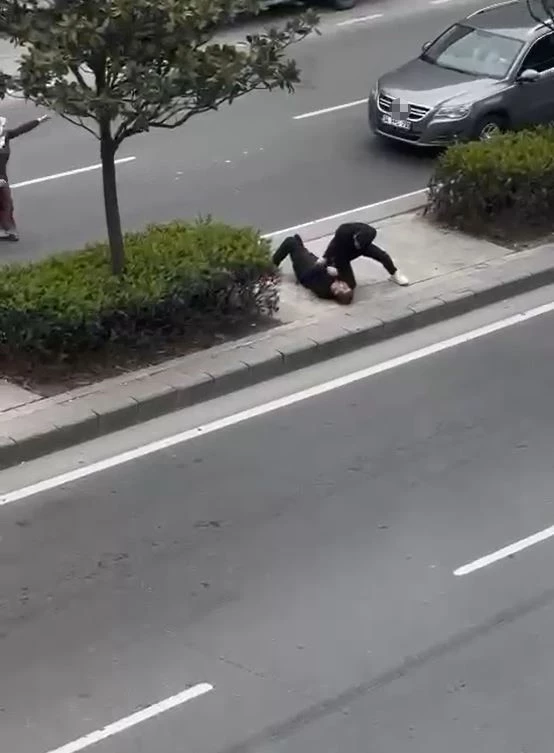 Babasını tek yumrukla bayılttı

