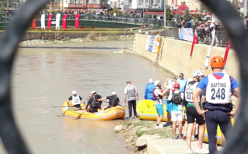 Türkiye’nin en hızlı akan Çoruh Nehri’nde rafting heyecanı yaşandı
