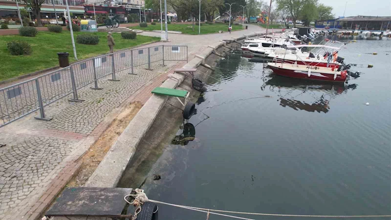 Yalova’da çöken balıkçı barınağı risk taşıyor
