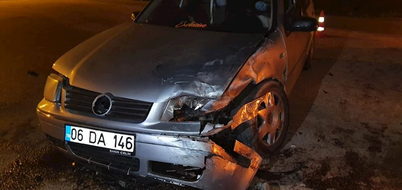 Yalvaç’ta kafa kafaya çarpışan iki araçta 3 kişi yaralandı
