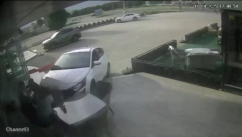 Önce motosiklet ile çarpıştı sonra mağazaya daldı
