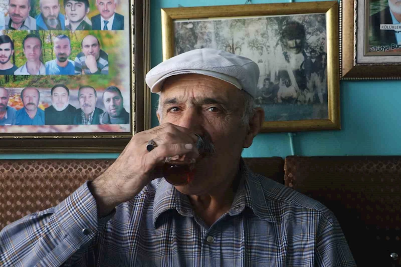 Ölenleri bir yanda kalanları diğer yanda sergiliyor
