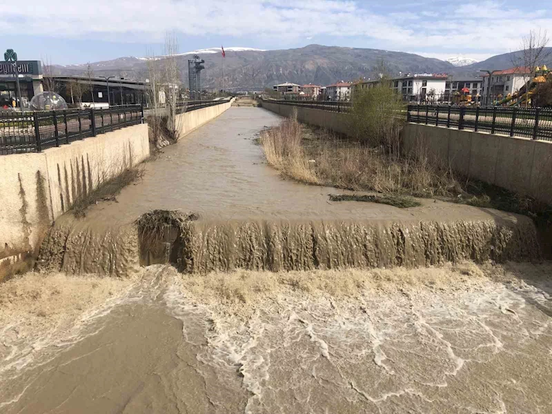 Kuruyan Vasgirt deresinden sel akıyor
