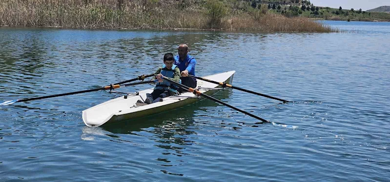 Otizmli çocuklar kürek sporu ile tanıştı
