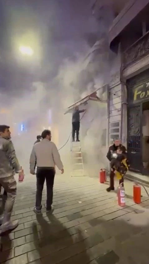 İstiklal Caddesi’nde korkutan yangın
