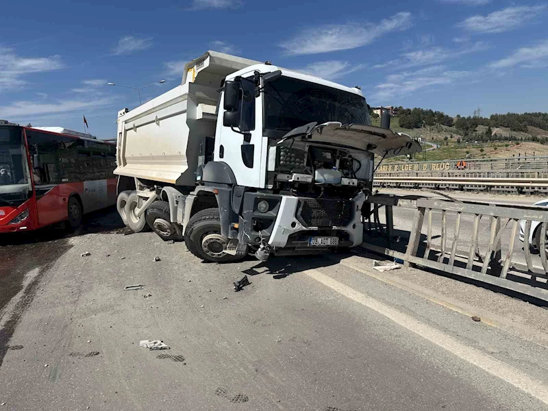 Adıyaman’da 3 aracın karıştığı zincirleme trafik kazası
