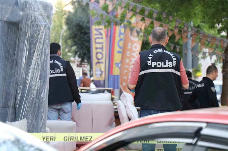 Mobilya dükkanının önündeki silahlı park kavgasında kadın müşteri yaralandı
