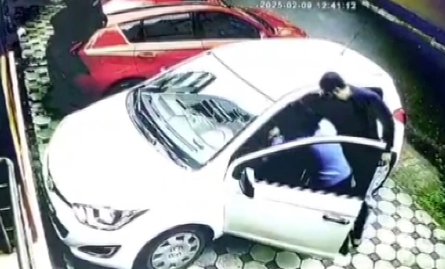 Kartal’da komşuların park kavgası: Astım hastası kadına darp ve tehdit kamerada
