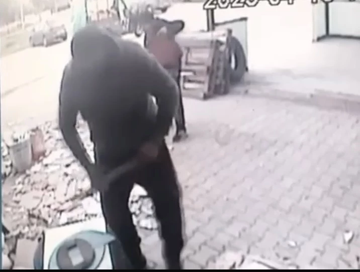 Rahat tavırlarla hırsızlık kamerada
