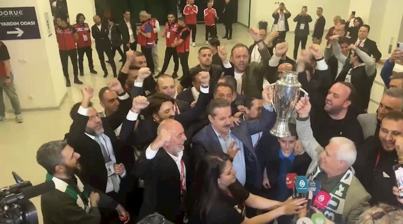 Faruk Çelik ve Mustafa Bozbey şampiyonluk kupasını birlikte kaldırdı
