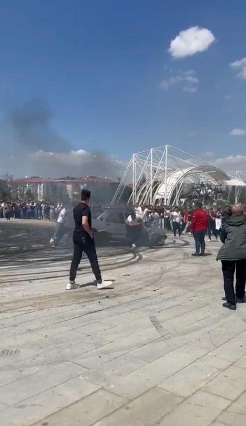 Modifiye festivalinde drift atan Tofaş alev aldı, sürücünün müdahalesiyle söndürüldü
