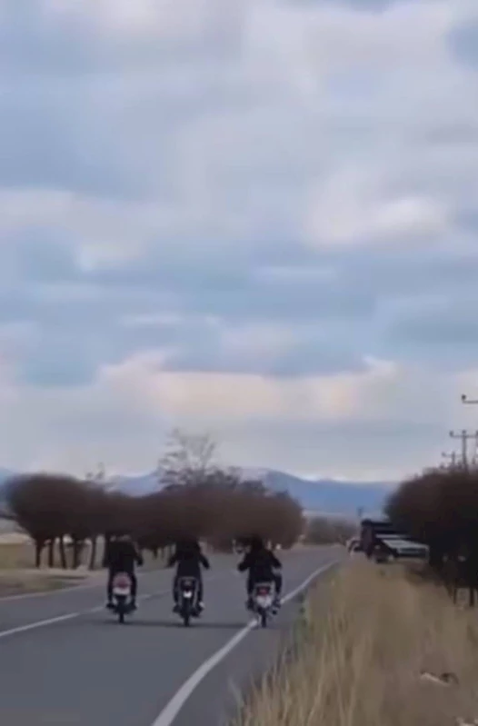 Karayolunda akrobatik hareketler yapan motosikletliler yakalandı
