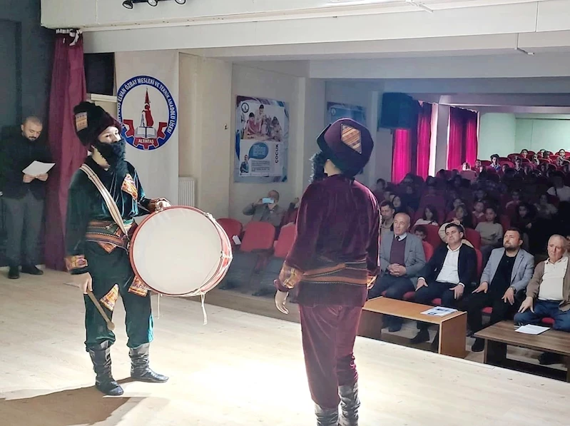 Altıntaş’ta Hacivat ve Karagöz oyunu miniklerle buluştu
