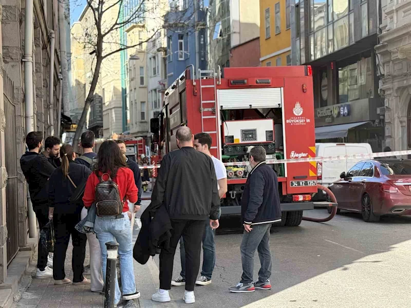 Beyoğlu’nda iş merkezinde yangın
