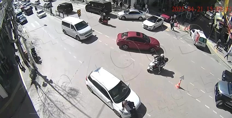 Amasya’da otomobilin kavşakta yayaya çarptığı kaza kamerada
