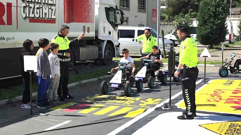 Öğrenciler trafik kurallarını bu tırda öğreniyor

