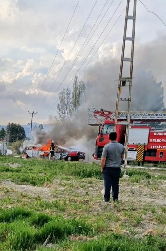 Kafa kafaya çarpışan iki otomobil yanarak hurdaya döndü: 1 ölü, 4 yaralı
