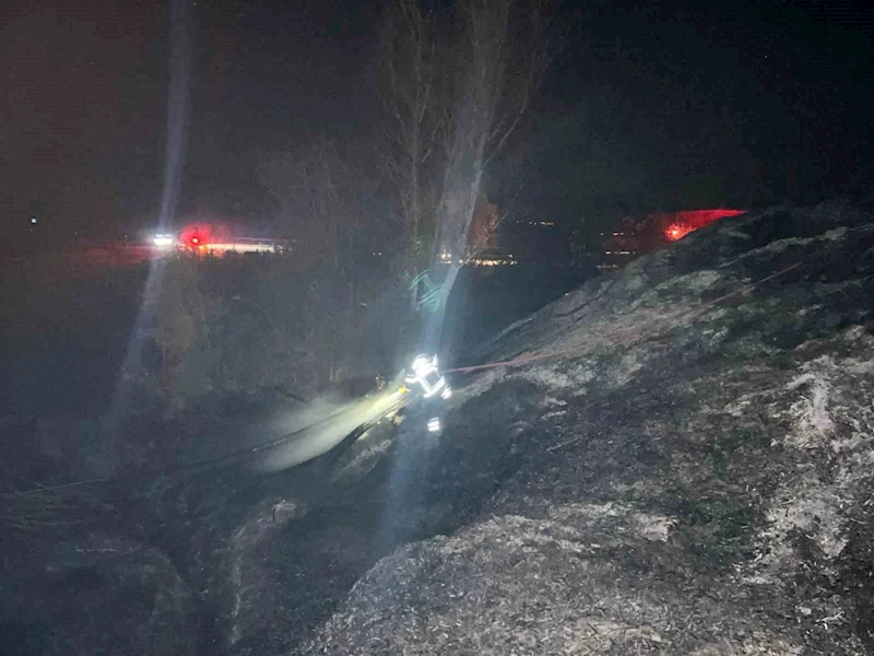 Burdur’da 3 farklı noktada başlayan sazlık yangınında 15 dekar alan yandı
