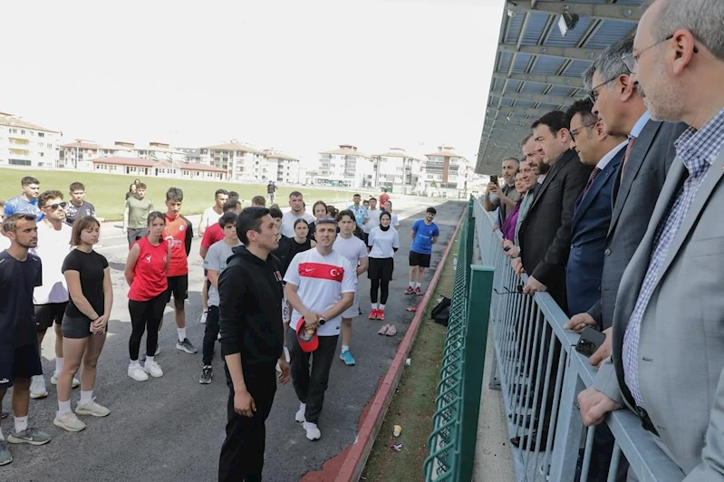 Vali Musa Işın, DPÜ Spor Bilimleri Fakültesi öğrencilerine başarılar diledi

