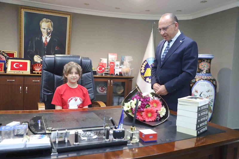 Başkan Akın, koltuğunu minik başkanlara devretti
