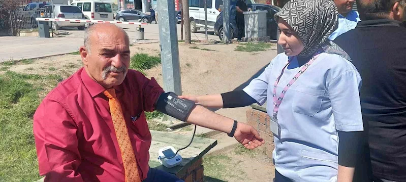Akçadağ’da öğrenciler, halkın şeker ve tansiyonunu ölçtü
