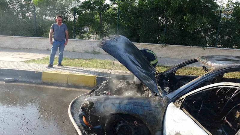 Antalya’da evine gitmek üzere yola çıkan sürücünün otomobili alev alev yandı
