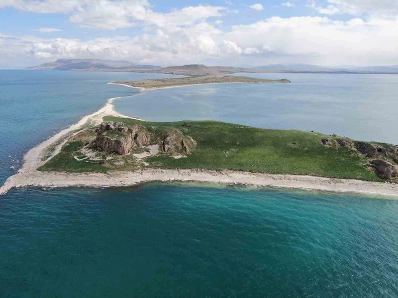 Van Gölü’nün el değmemiş güzelliği Çarpanak Adası
